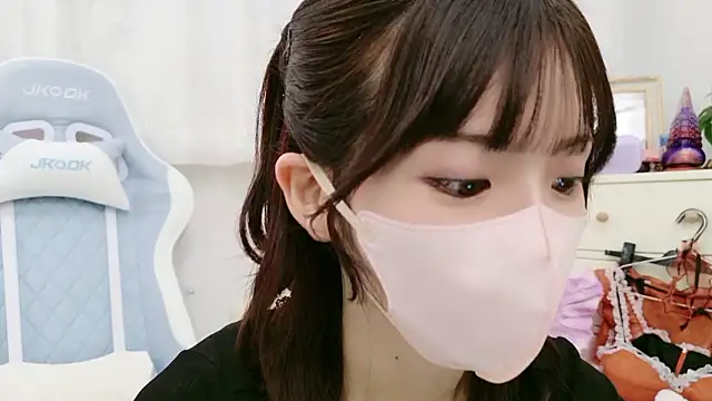 -minami- online show from November 2025 12:04:02 PM