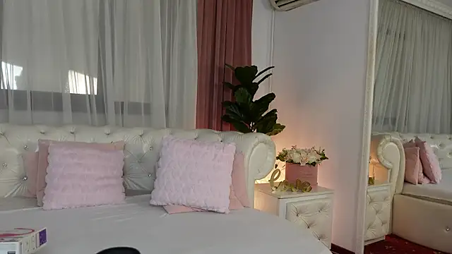 Snapshot of NinaCrystal1 chatting on June 2026 08:34:01 AM NinaCrystal1 online show from June 2026 08:34:01 AM