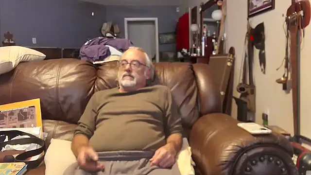 Snapshot of PincheDave4u chatting on December 2024 08:00:02 PM PincheDave4u online show from December 2024 08:00:02 PM