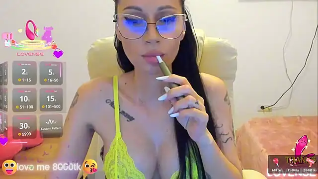 kissnicol32 online show from November 2025 04:39:02 PM