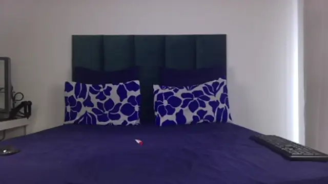 THROATGOATxo online show from December 2025 07:30:01 AM