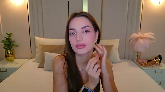 BellaHalles online show from November 2025 05:52:01 AM