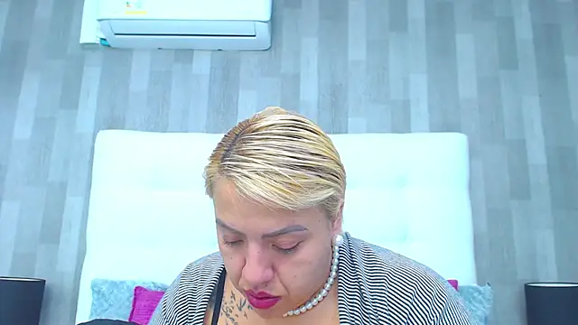 LeahMillerr online show from February 2026 12:45:01 PM