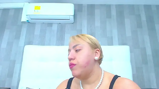 LeahMillerr online show from December 2025 01:32:01 PM