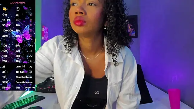 EmmaSmith06 online show from October 2025 05:05:01 PM