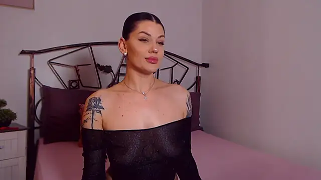 YvonneEverlee online show from April 2026 07:42:01 PM