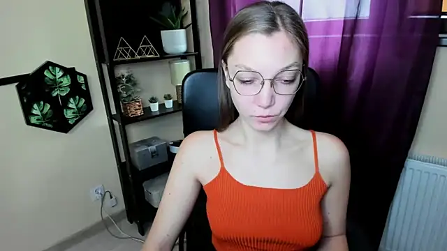 Snapshot of EmillyPlay chatting on March 2025 06:49:02 AM EmillyPlay online show from March 2025 06:49:02 AM