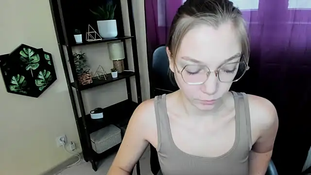 Snapshot of EmillyPlay chatting on February 2025 07:34:01 AM EmillyPlay online show from February 2025 07:34:01 AM