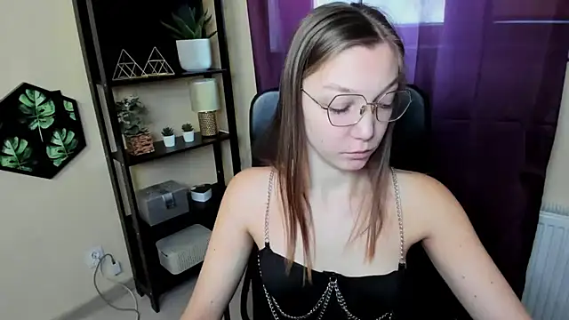 Snapshot of EmillyPlay chatting on March 2025 06:39:01 AM EmillyPlay online show from March 2025 06:39:01 AM