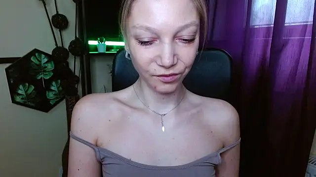 EmillyPlay online show from April 2026 07:16:02 AM