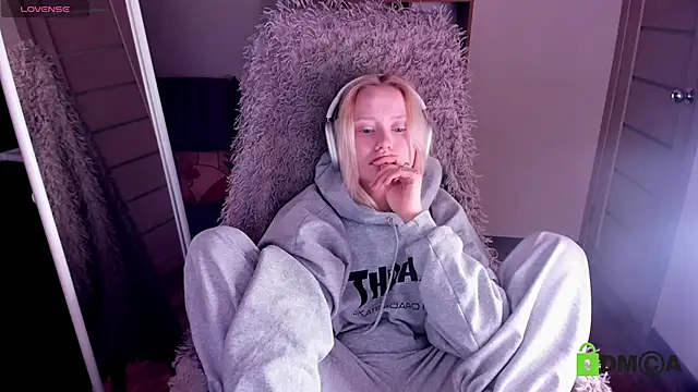 Snapshot of MalenaErnman chatting on January 2025 01:36:02 PM MalenaErnman online show from January 2025 01:36:02 PM
