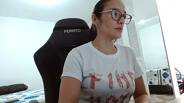 Jessica Herrera  online show from November 2025 05:39:02 PM