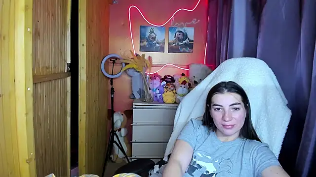 Fiery Brunette  online show from November 2025 06:30:02 PM