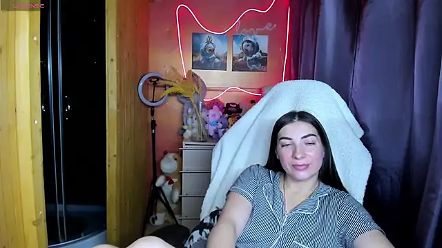 Fiery Brunette  online show from November 2025 03:12:01 PM