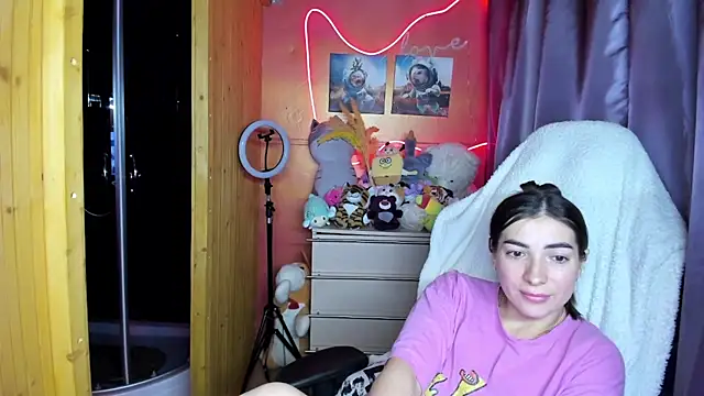 Fiery Brunette  online show from April 2026 04:25:01 AM