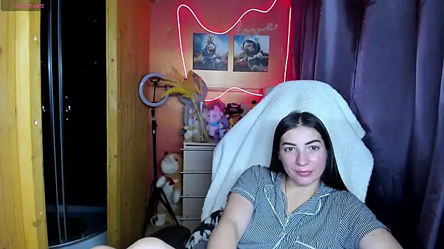 Fiery Brunette  online show from November 2025 06:13:02 AM