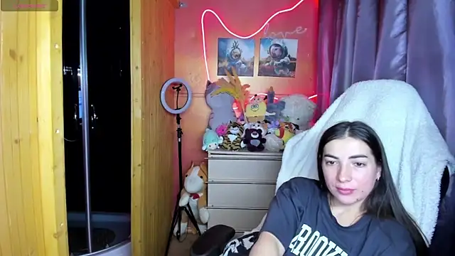 Fiery Brunette  online show from April 2026 12:01:01 PM