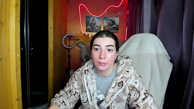 Fiery Brunette  online show from November 2025 10:05:02 AM