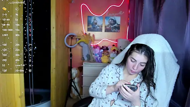 Fiery Brunette  online show from December 2025 05:42:01 AM