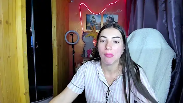 Fiery Brunette  online show from February 2026 04:32:01 AM