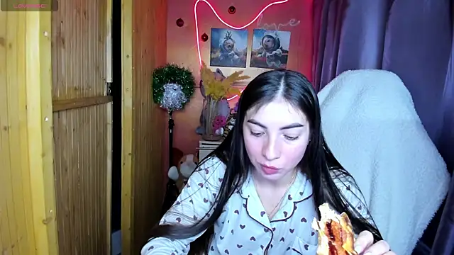 Fiery Brunette  online show from December 2025 06:51:02 AM