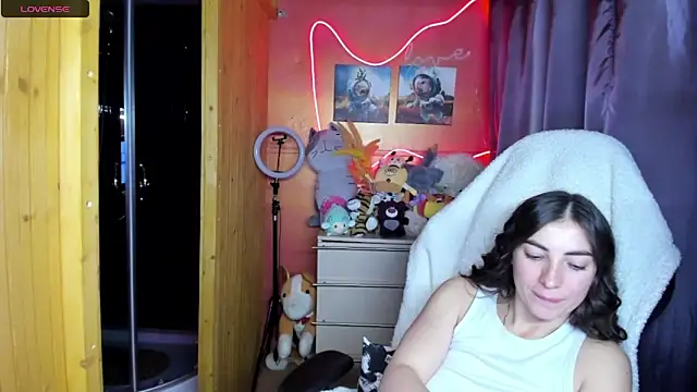 Fiery Brunette  online show from May 2026 04:45:01 AM