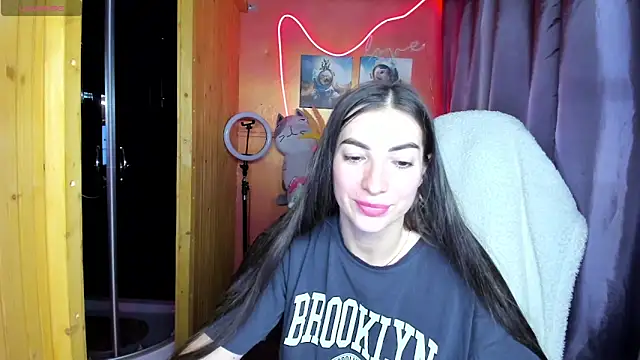 Fiery Brunette  online show from June 2026 03:29:02 AM