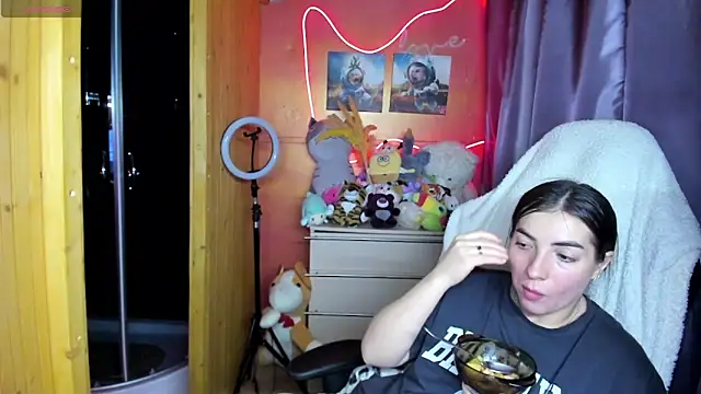 Fiery Brunette  online show from April 2026 06:31:02 AM