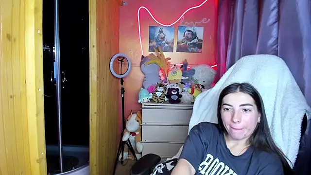 Fiery Brunette  online show from April 2026 09:56:02 AM