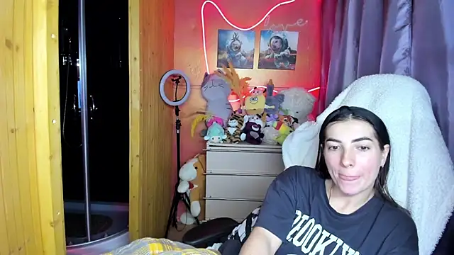 Fiery Brunette  online show from April 2026 01:24:02 PM