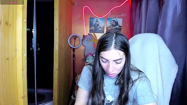 Fiery Brunette  online show from May 2026 04:43:01 AM
