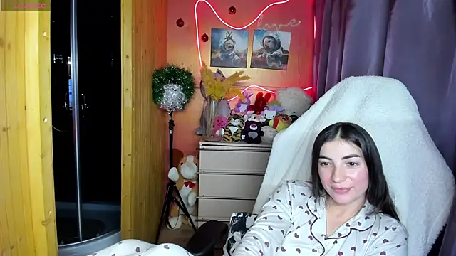 Fiery Brunette  online show from December 2025 03:25:01 PM