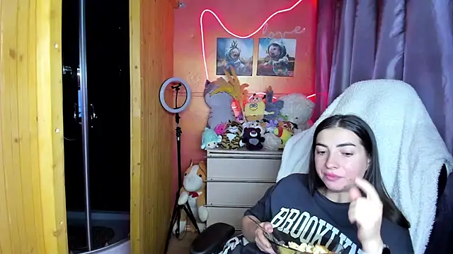 Fiery Brunette  online show from March 2026 04:43:01 AM