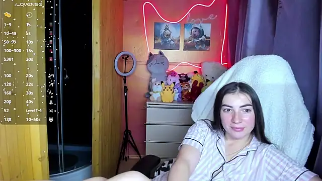 Fiery Brunette  online show from November 2025 04:21:01 PM