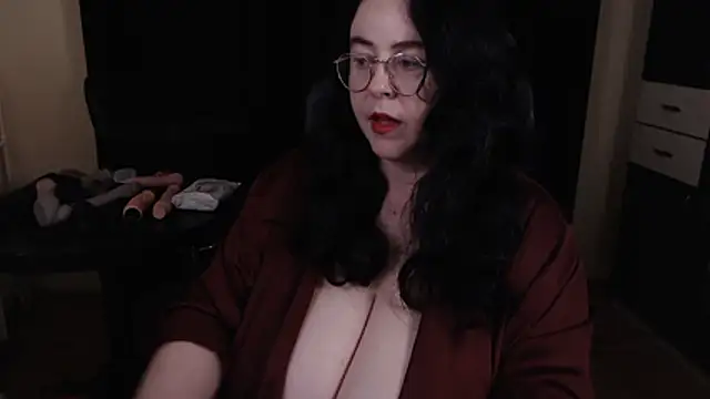 Snapshot of poshmistress chatting on June 2026 11:42:01 PM poshmistress online show from June 2026 11:42:01 PM