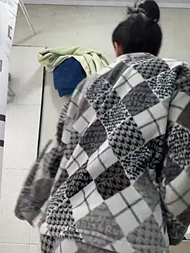 hannahb-e online show from May 2026 12:45:01 PM