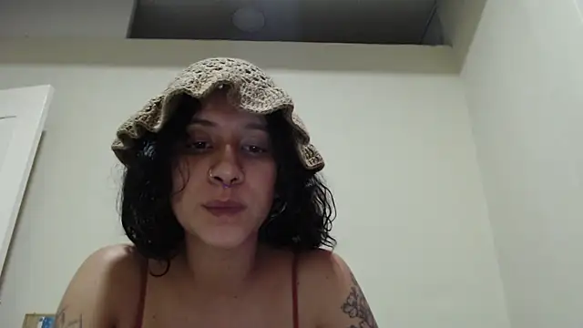 Snapshot of AlinaWoolf_ chatting on June 2026 02:55:02 AM AlinaWoolf online show from June 2026 02:55:02 AM