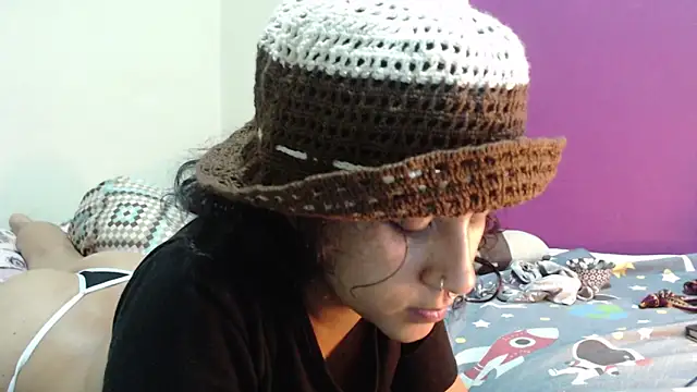 Snapshot of AlinaWoolf_ chatting on May 2026 06:21:01 AM AlinaWoolf online show from May 2026 06:21:01 AM