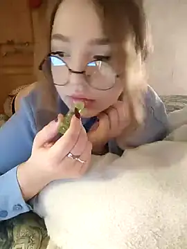 LittleDelora online show from December 2024 07:28:01 PM