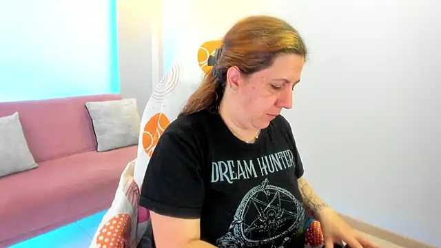 katie joness  online show from September 2025 01:06:02 PM