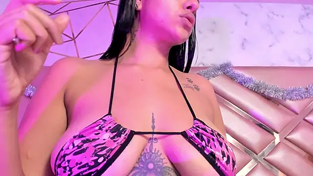 Snapshot of KendallFox1 chatting on December 2024 12:01:02 PM KendallFox1 online show from December 2024 12:01:02 PM