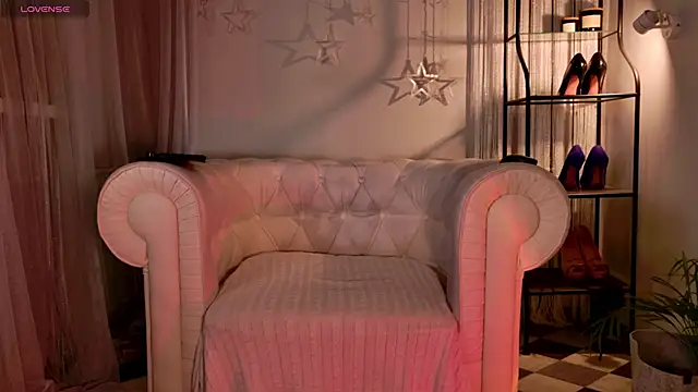 Snapshot of Your_Little_Milf chatting on February 2026 06:27:01 PM Your Little Milf online show from February 2026 06:27:01 PM