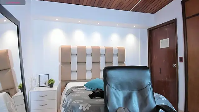 Snapshot of victoria_mooree chatting on February 2026 03:45:02 PM victoria mooree online show from February 2026 03:45:02 PM