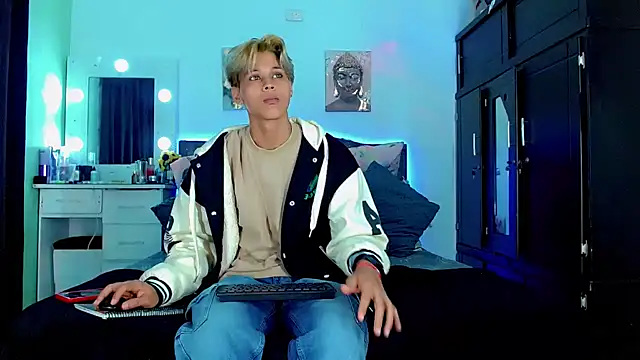 Liamscott  online show from September 2025 07:52:02 PM