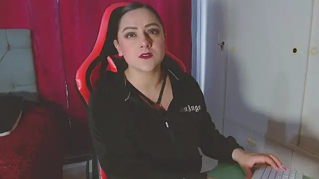 Noamartin  online show from December 2025 10:11:02 PM