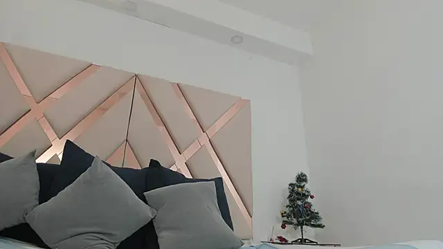 emma castilloo online show from December 2025 11:10:01 PM