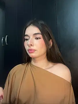 Coralinee 01 online show from February 2026 01:28:02 AM