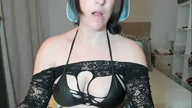 emmita69  online show from April 2026 11:40:02 PM