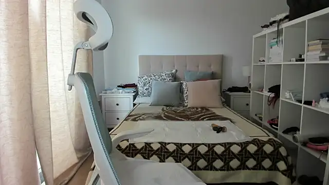 emmita69  online show from April 2026 03:05:01 PM