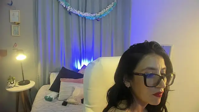 kira moon   online show from April 2026 09:05:01 PM